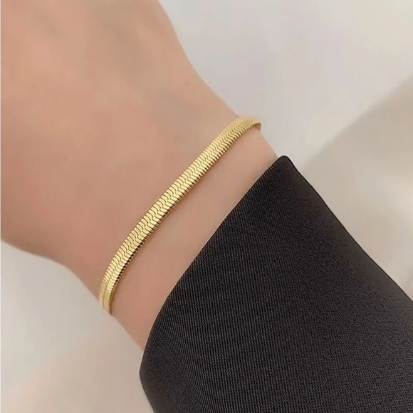 18K Gold Plated Herringbone bracelet - Picture 1 of 6
